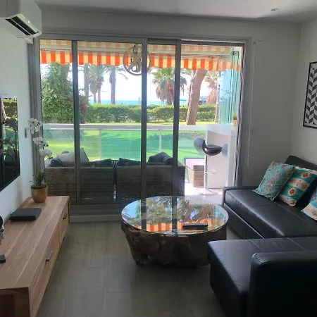 Lägenhet 4-star Beachfront Appartment- Sea View