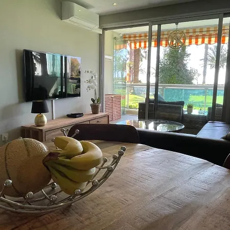 Lägenhet 4-star Beachfront Appartment- Sea View